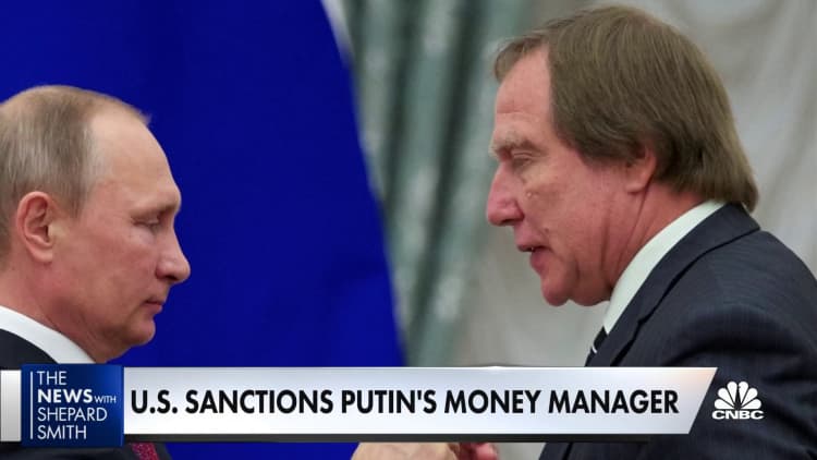 White House issues sanctions against Putin's money manager
