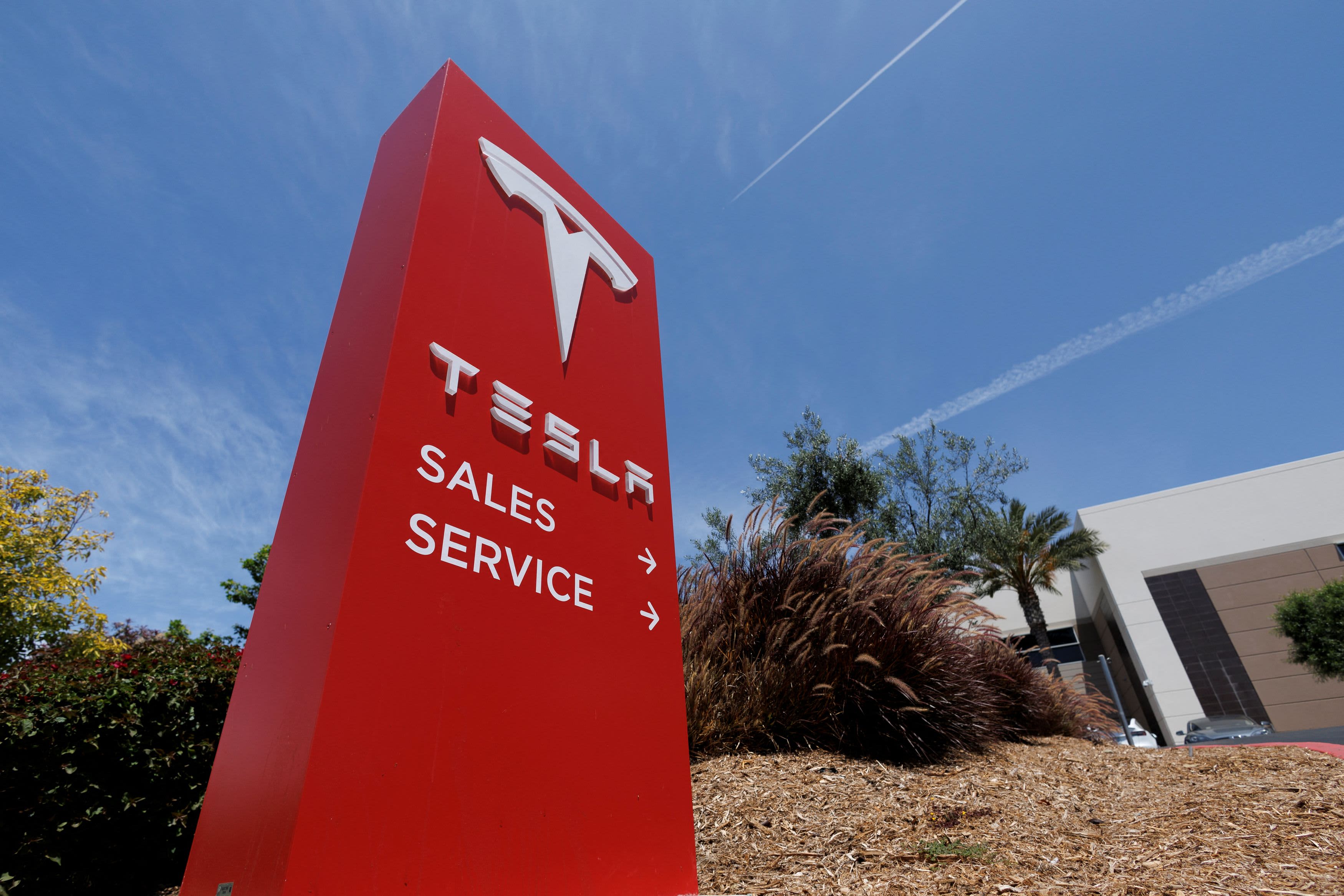 Oppenheimer downgrades Tesla, thinks Elon Musk's handling of Twitter could hurt electric car maker