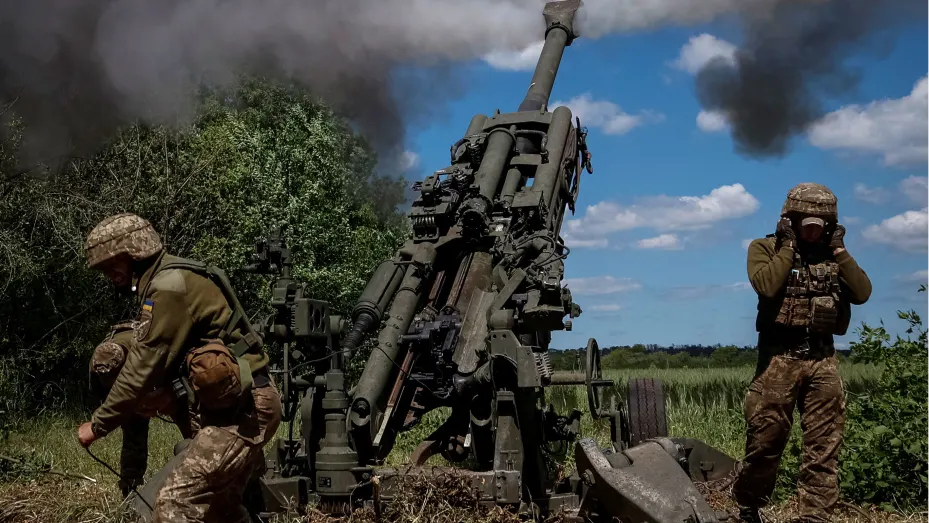 2022 年 6 月 6 日，在乌克兰顿涅茨克地区，随着俄罗斯对乌克兰的袭击仍在继续，乌克兰军人从前线附近的 M777 榴弹炮发射了一枚炮弹。路透社/斯金格