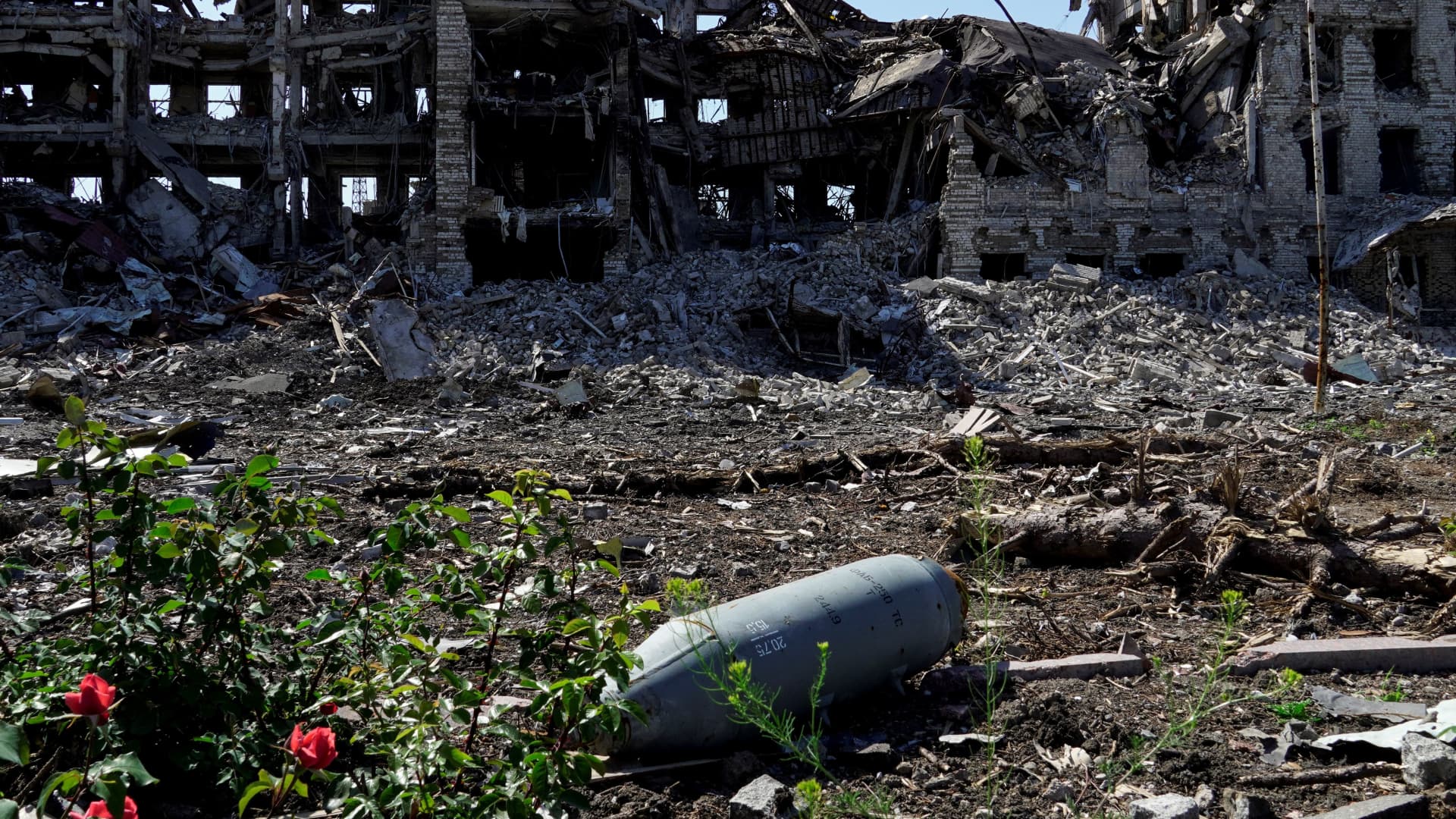 A non exploded aviation bomb FAB-250 is pictured in front of a destroyed building in the city of Mariupol on June 2, 2022, amid the ongoing Russian military action in Ukraine.