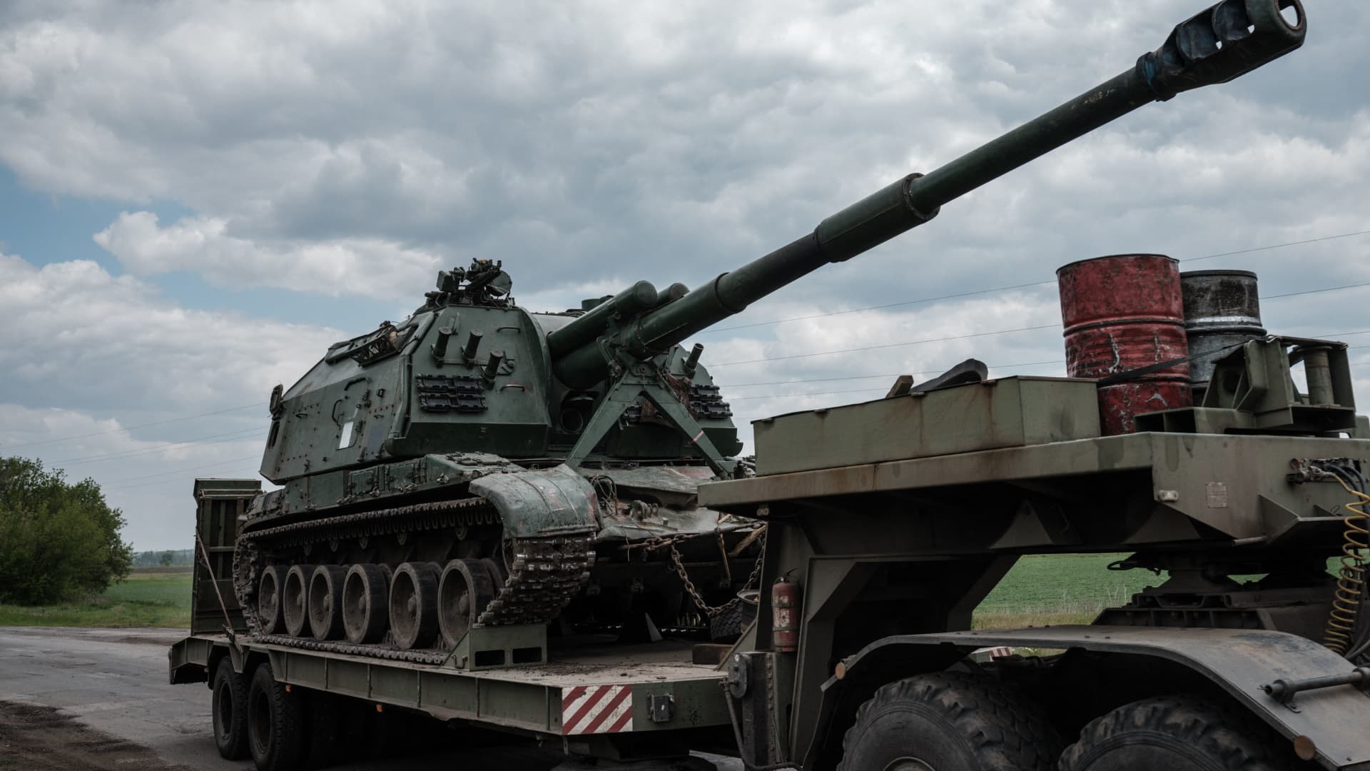 This photograph taken on May 10, 2022, shows a Ukrainian Army self-propelled howitzer loaded on a tank transporter near Bakhmut, eastern Ukraine.