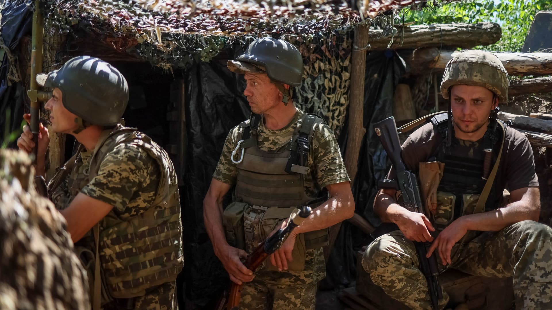 Ukrainian service members are seen at a position on the front line, amid Russia's attack on Ukraine, near the town of New York, Donetsk region, Ukraine June 9, 2022. 
