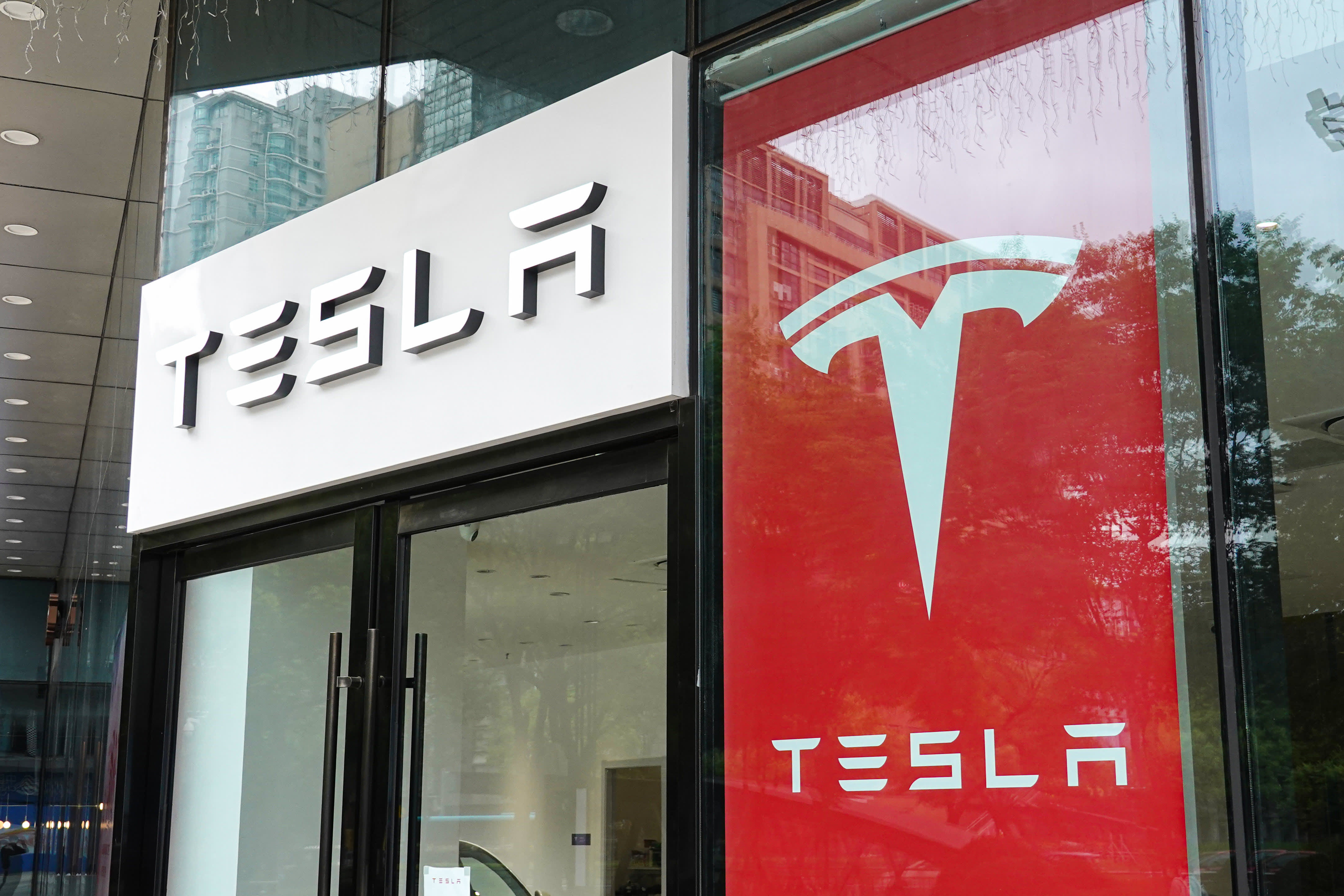 La valutazione di Tesla sembra più ragionevole, ma le azioni non sono ancora un acquisto, afferma Bernstein