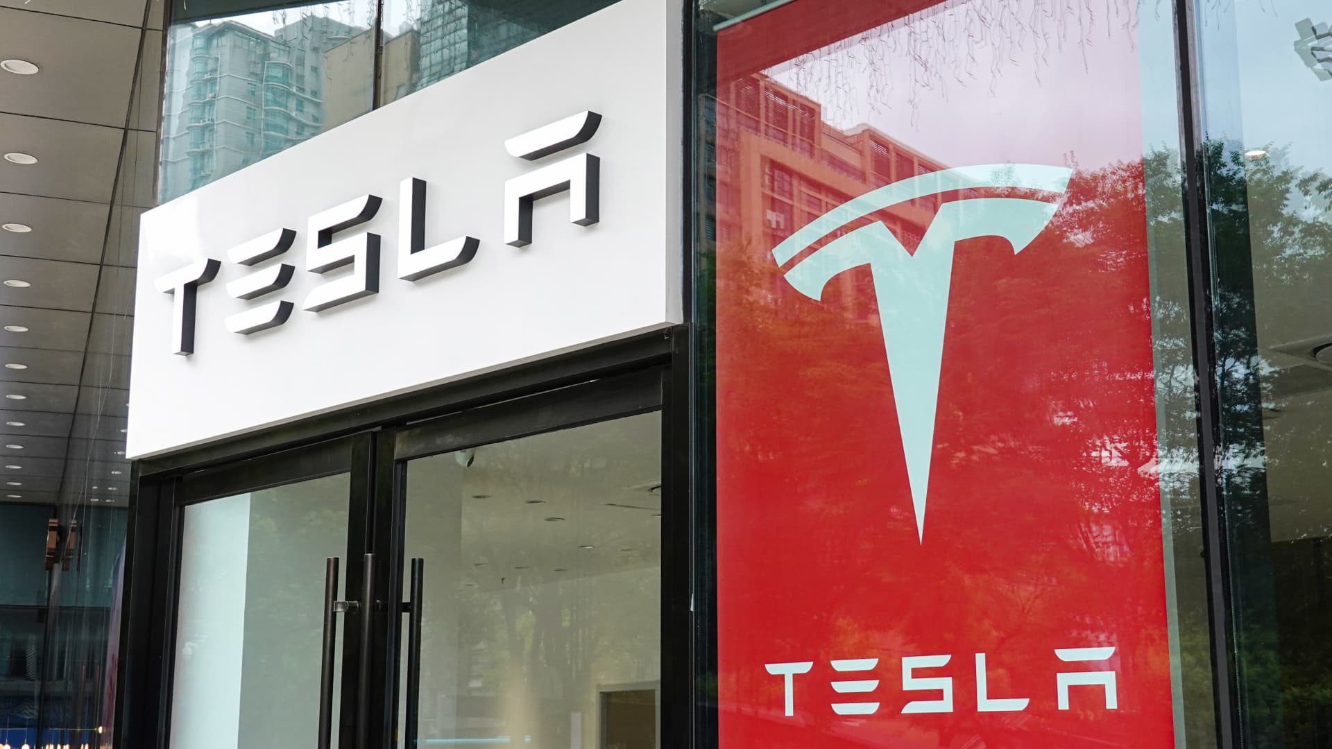Tesla will ‘keep blowing our minds’ despite Elon Musk’s distractions, shareholder Tencent says