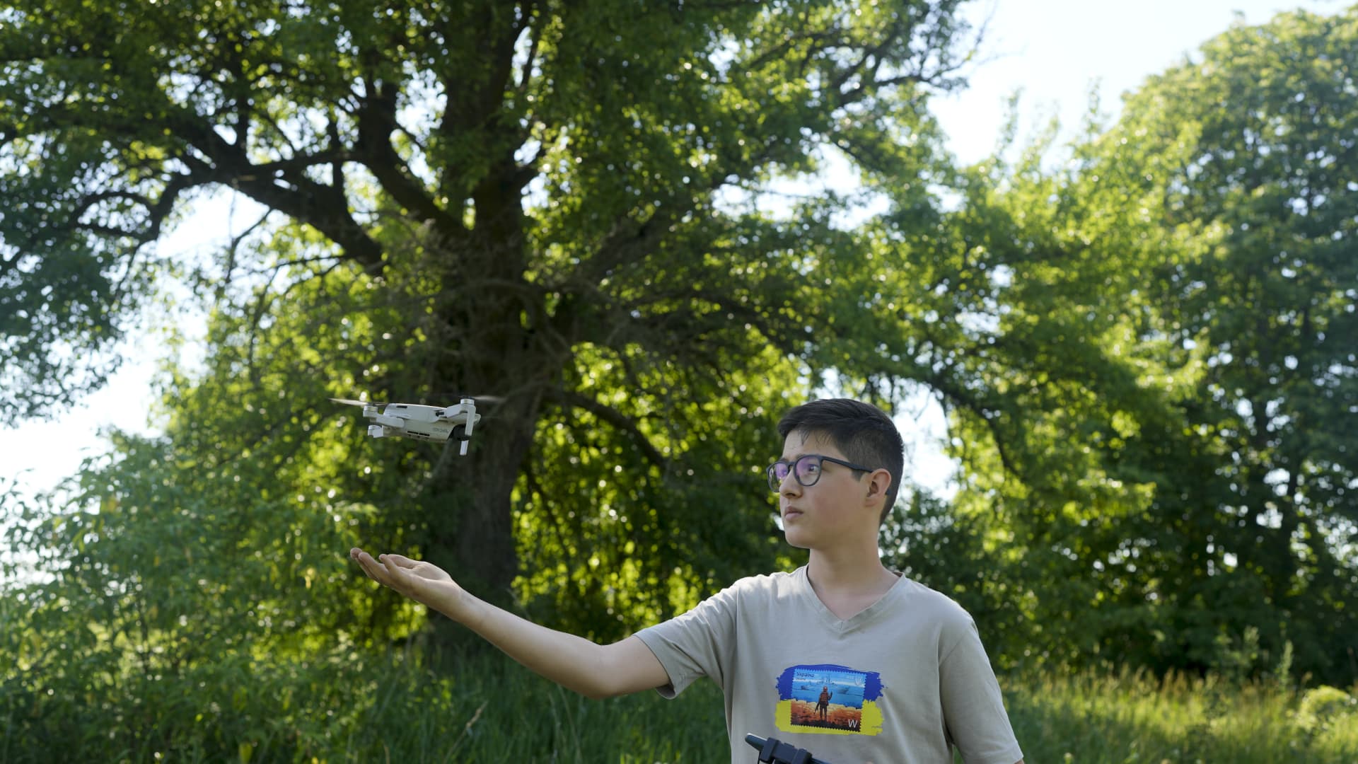 Ukrajinský náctiletý šampion v dronech „jsme rádi, že jsme někoho zničili“