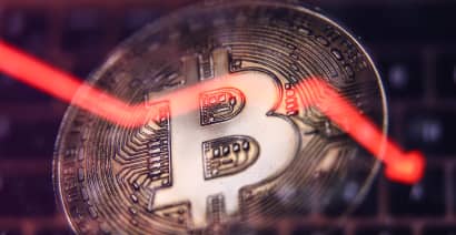 Bitcoin briefly drops below $25,000, Tether's stablecoin falls under dollar peg
