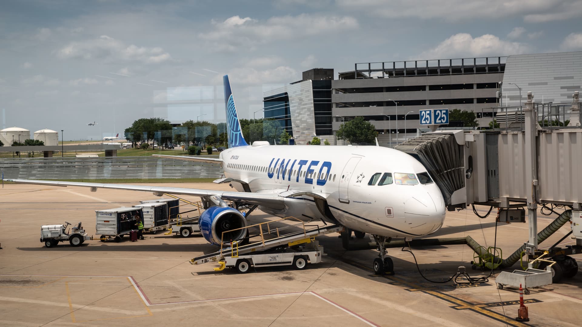 United Airlines, pilots’ union to renegotiate contract after last deal faced opposition