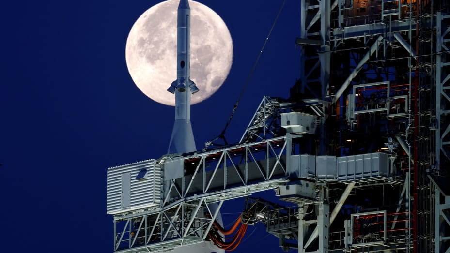 A full moon known as the "Strawberry Moon" is shown with NASA’s next-generation moon rocket, the Space Launch System (SLS) Artemis 1, at the Kennedy Space Center in Cape Canaveral, Florida, U.S. June 15, 2022. REUTERS/Joe Skipper