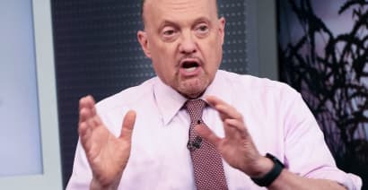Cramer says the economy is strong, so 'don't hold your breath' for Fed rate cuts
