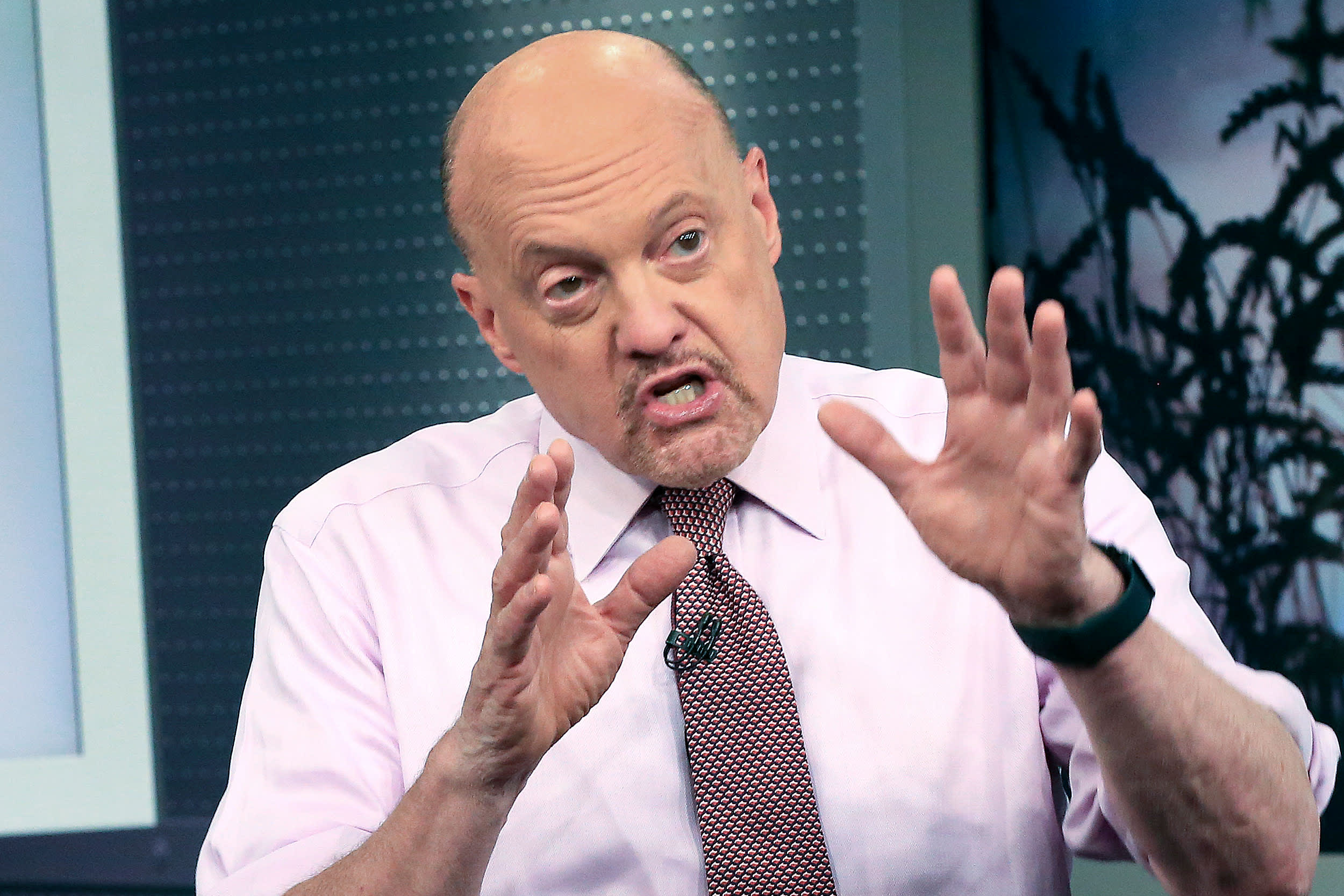 Cramer owns it;  don’t change it’ attitude towards Apple paid off this week