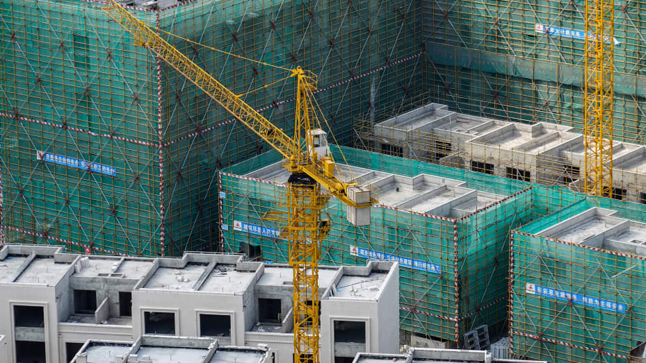 CHANGZHOU, JIANGSU, CHINA - 2022/06/14: Los pilones amarillos funcionan en un sitio de construcción en Jiangsu.  El Banco Mundial dijo en un informe publicado el 8 de junio que revisó su pronóstico económico para China a la baja a 4,3 por ciento este año, desde 5,1 por ciento en diciembre, en medio de un deterioro en el entorno global y la propagación de covi-19.  El informe agregó que se espera que el impulso de crecimiento de China se recupere en la segunda mitad de 2022, impulsado por un estímulo fiscal agresivo, la relajación monetaria y una mayor relajación o