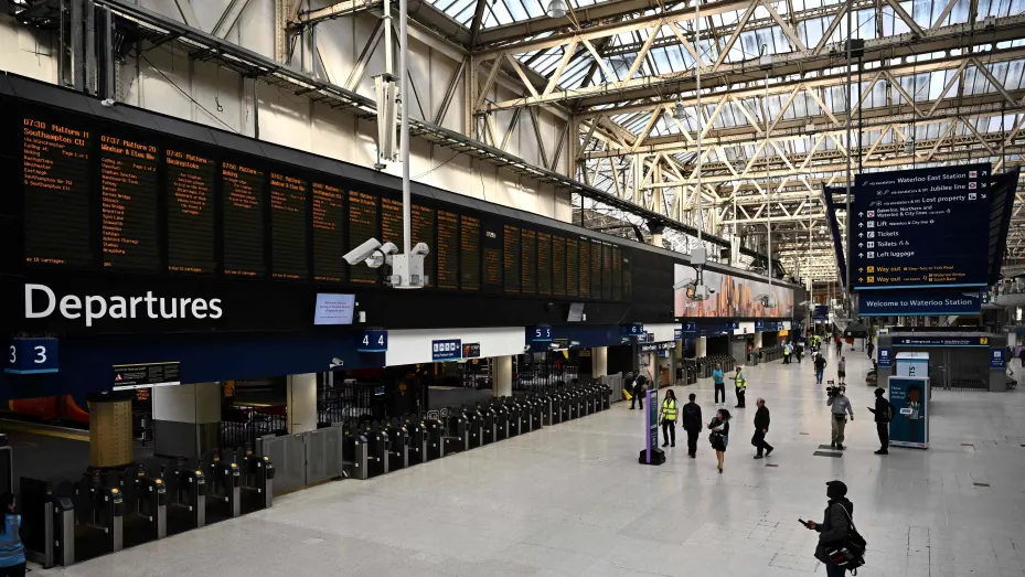 Una estación de Waterloo generalmente concurrida está casi vacía en Londres el 21 de junio de 2022, ya que la huelga ferroviaria más grande en más de 30 años golpea el Reino Unido.