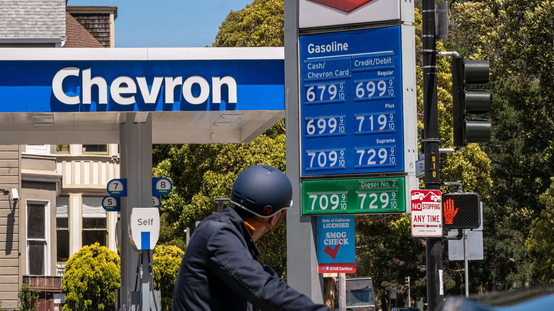 What a federal gas tax holiday could mean for prices at the pump