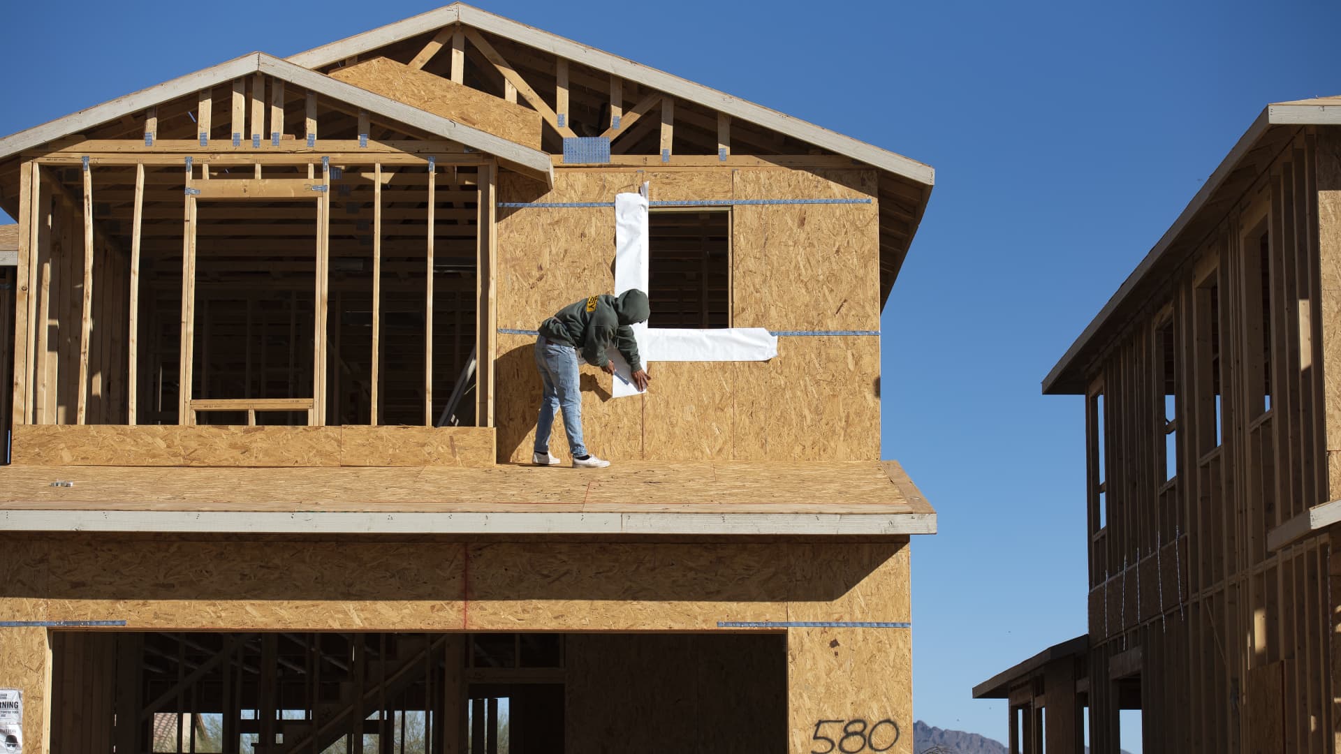 Il sentimento dei costruttori di case è sceso ai minimi di 10 mesi, mentre i tassi ipotecari sono aumentati