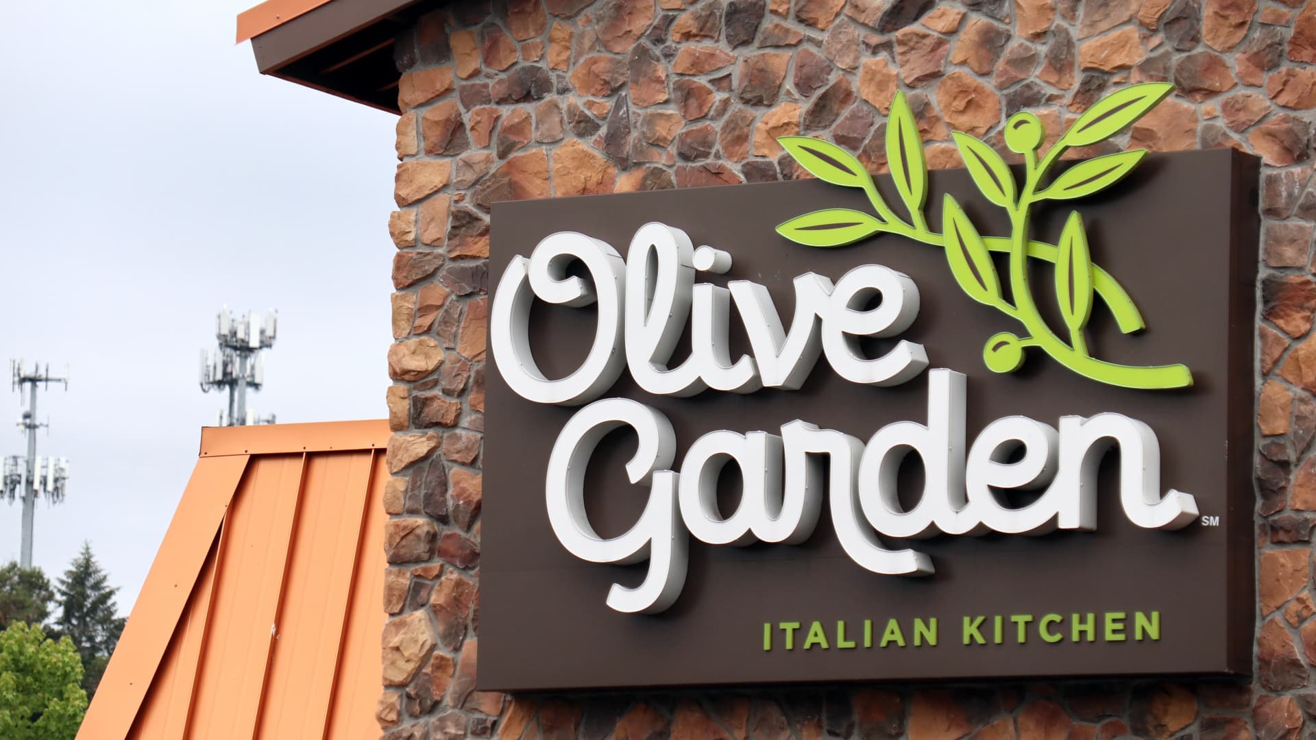 Olive Garden parent Darden beats earnings estimates as sales jump