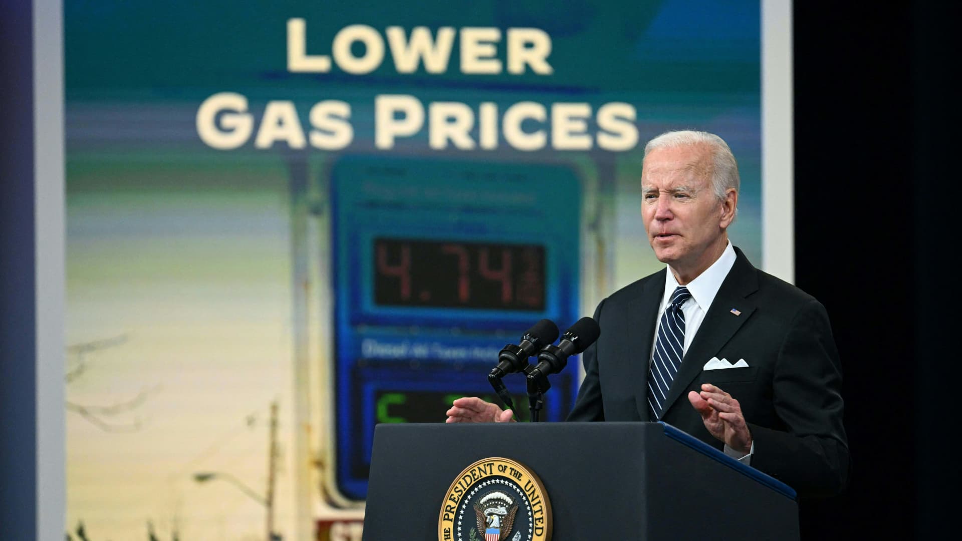 Biden to release 1 million barrels of gasoline to reduce prices at the pump ahead of July 4