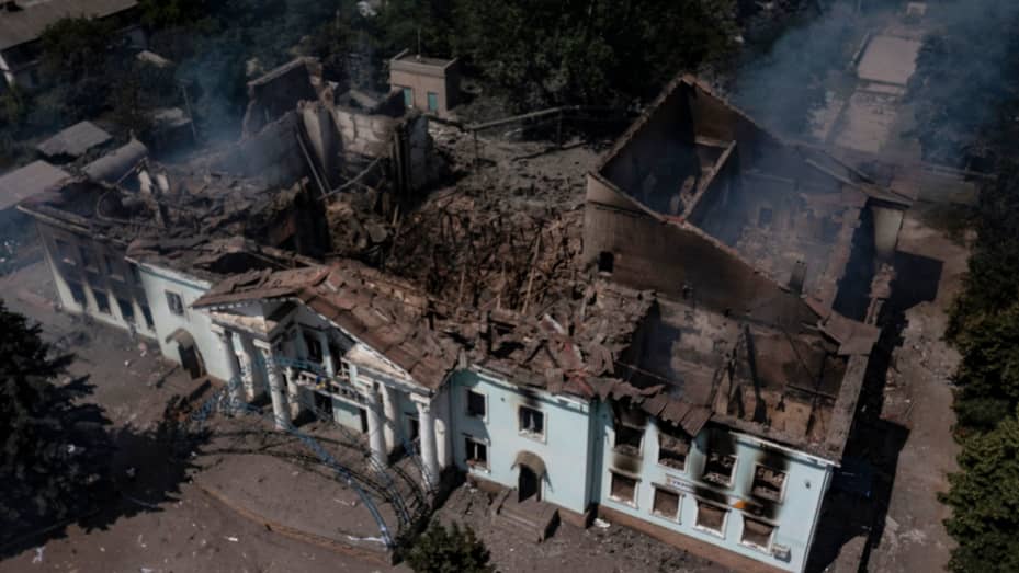 鸟瞰图显示了2022年6月17日在顿巴斯的Lysychansk市发生罢工后被摧毁的社区艺术中心，当时俄罗斯 - 乌克兰战争进入第114天。