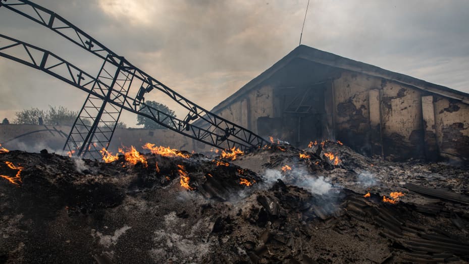 在被俄罗斯空袭顿巴斯摧毁的粮仓中可以看到谷物废墟和被摧毁的基础设施。