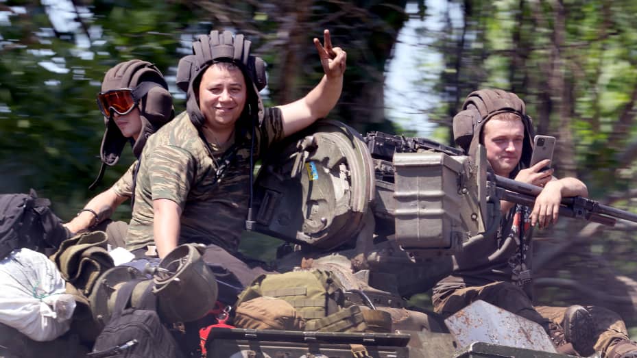 2022年6月20日，士兵们乘坐坦克在乌克兰巴赫穆特附近的高速公路上行驶。
