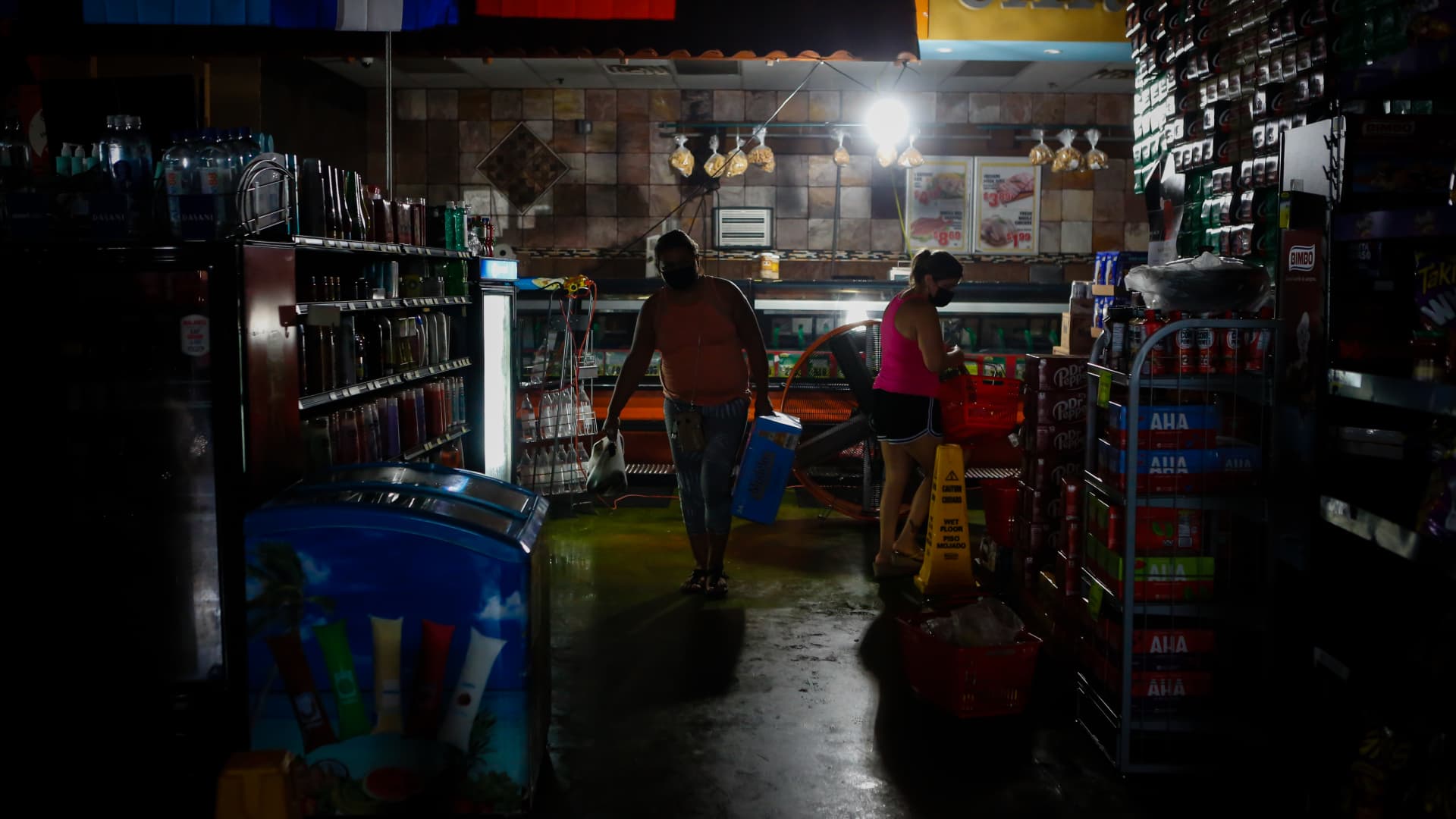 Shoppers buy supplies at a grocery store during the blackout after Hurricane Ida in New Orleans, Louisiana, U.S., on Thursday, Sept. 2, 2021.