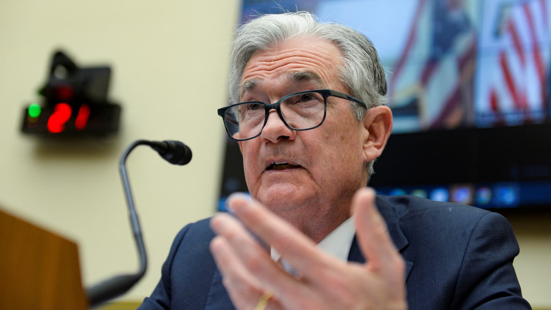 Powell promete manter inflação fora de controle por muito tempo