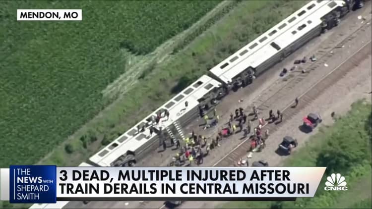3 dead and multiple people injured after train derails in Missouri