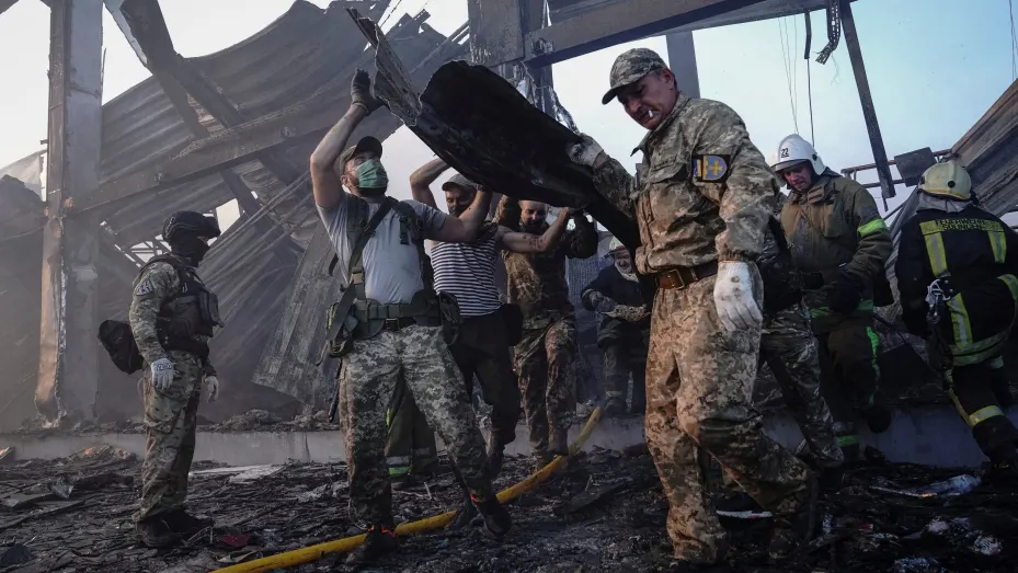 Los rescatistas trabajan en el sitio de un centro comercial alcanzado por un ataque con misiles rusos, mientras continúa el ataque de Rusia contra Ucrania, en Kremenchuk, en la región de Poltava, Ucrania, el 27 de junio de 2022.