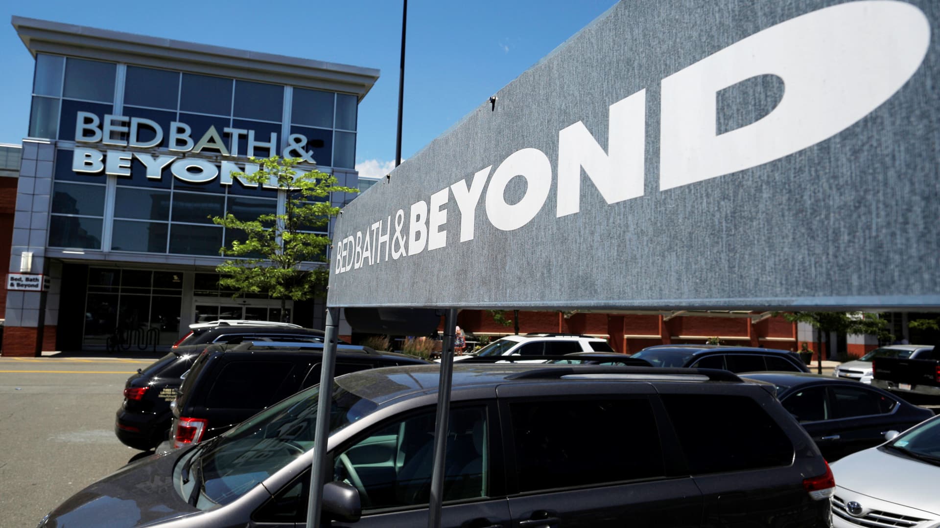 Bed, Bath & Beyond shares fall more than 10% after investor Ryan Cohen reveals intent to sell entire stake