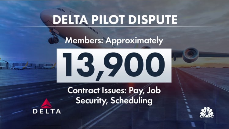 Delta pilots picket ahead of the holiday weekend