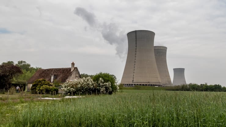 Các tháp làm mát tại nhà máy điện hạt nhân Dampierre-en-Burly, Pháp. Ảnh:Bloomberg 