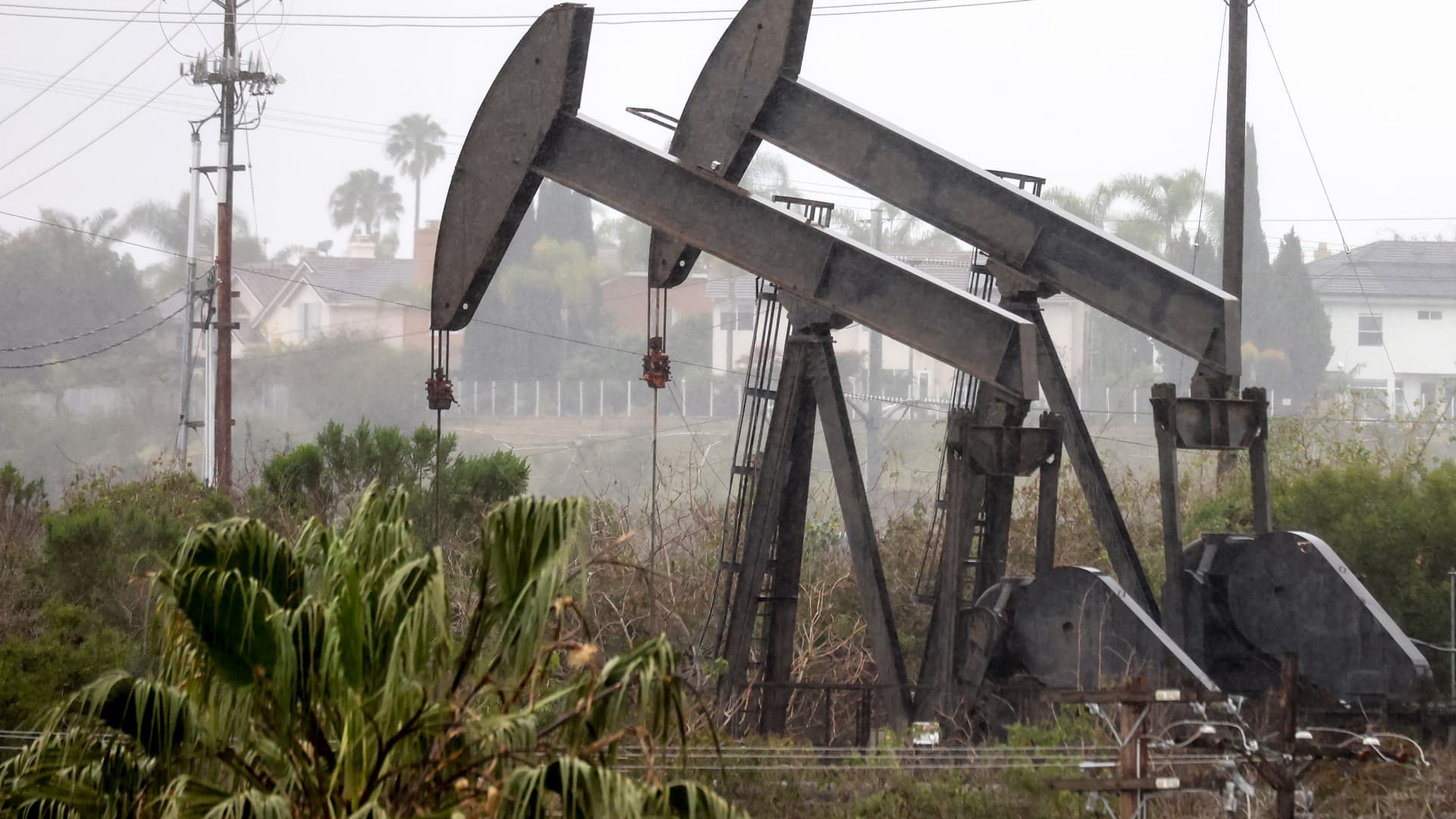 Oljen faller ettersom frykt for lavkonjunktur øker bekymringene for etterspørselen