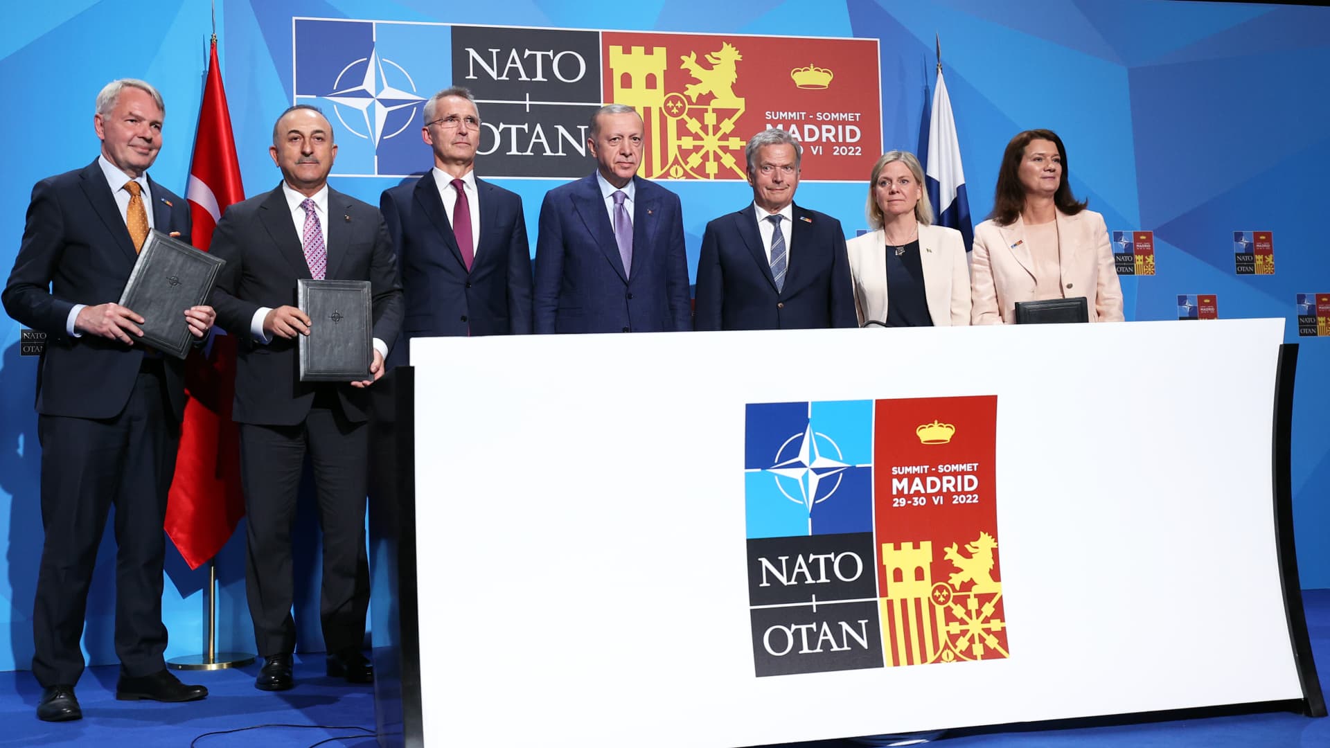 İsveç ve Finlandiya NATO'ya katılmak için bir adım daha attılar, bu da artık katılım anlaşmasının resmi olarak onaylanmasından başka bir şey kalmadığı anlamına geliyor.