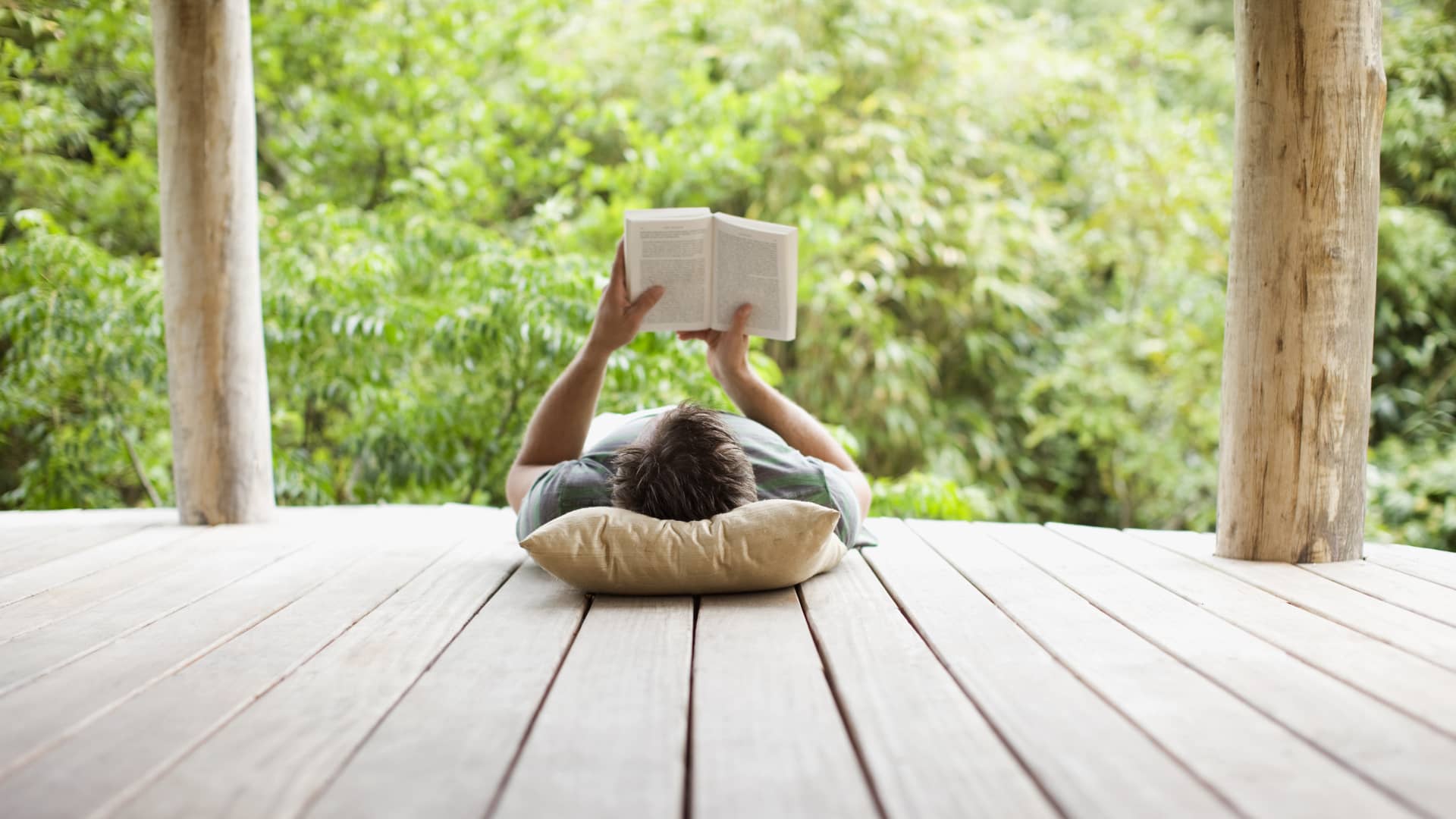 3 inspirational books everyone should read this summer, according to life coache..