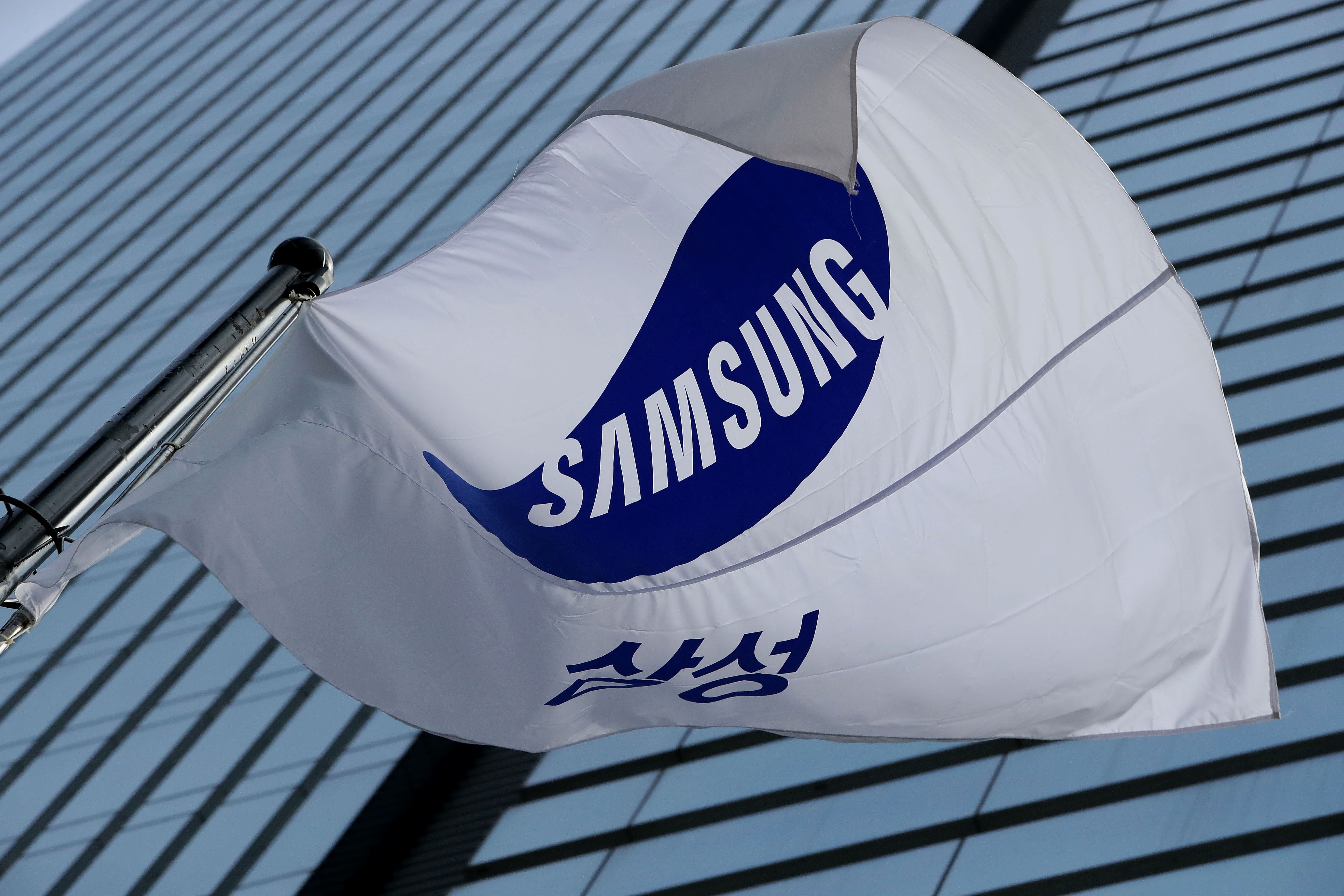 Samsung zakazuje pracownikom korzystania ze sztucznej inteligencji, takiej jak ChatGPT, po nadużyciu chatbota