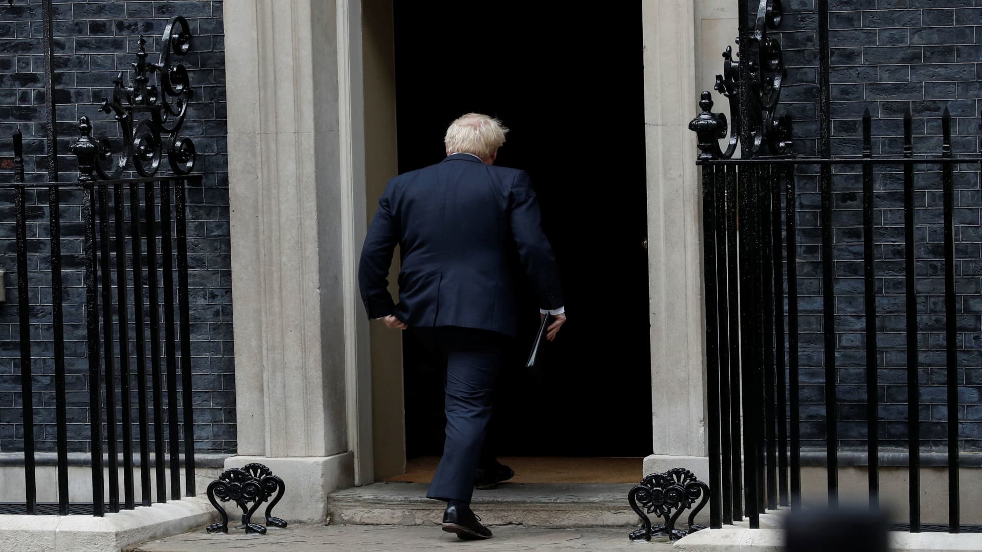 Rezignace Borise Johnsona odstartovala závod o jeho nahrazení ve funkci britského premiéra