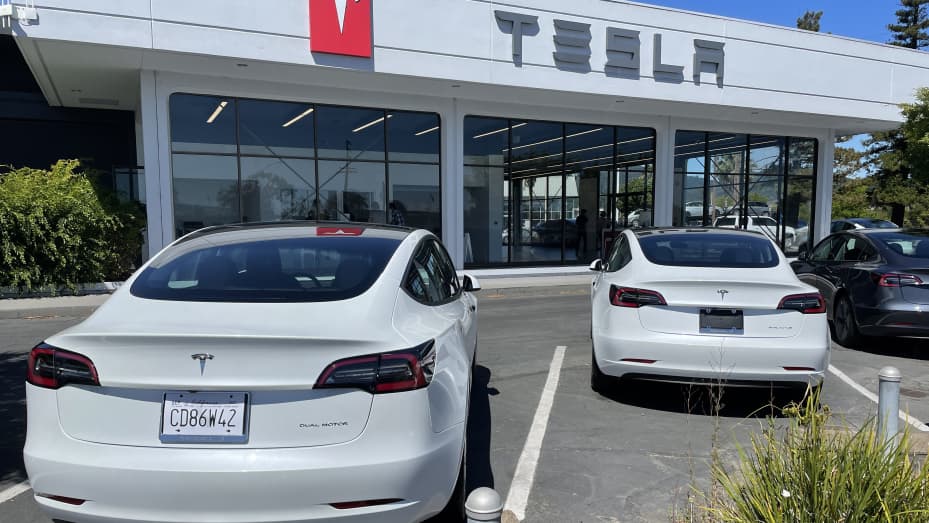 CORTE MADERA, CALIFORNIA - JUNE 27: Brand new Tesla cars sit in a parking lot at a Tesla showroom on June 27, 2022 in Corte Madera, California. The average price for a new electric car has surged 22 percent in the past year as automakers like Tesla, GM and Ford seek to recoup commodity and logistics costs. (Photo by Justin Sullivan/Getty Images)