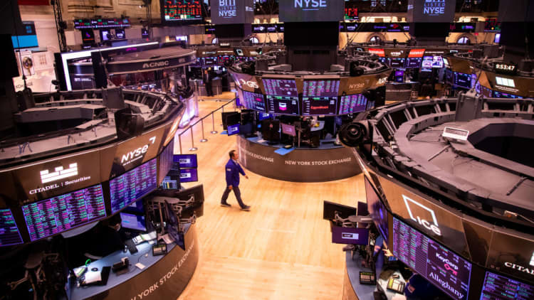Dow ateities sandoriai krenta, kad prasidėtų atostogų sutrumpinta prekybos savaitė