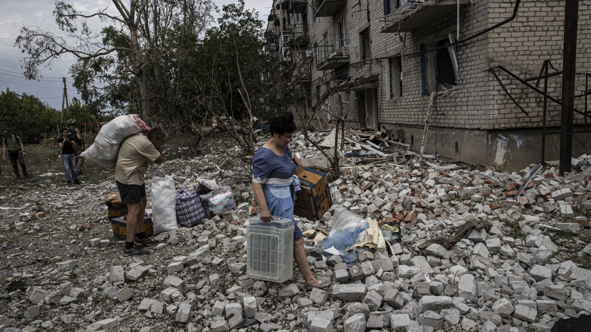 Ukrainians salvage the belongings they can after an airstrike on their apartment block in Chasiv Yar, Donetsk Oblast.