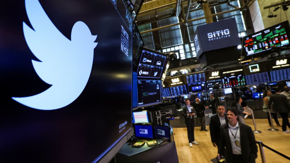 The logo and trading symbol for Twitter is displayed on a screen on the floor of the New York Stock Exchange (NYSE) in New York City, U.S.,  July 11, 2022.  REUTERS/Brendan McDermid