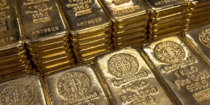 Gold steadies off recent lows on dollar, yields pullback 