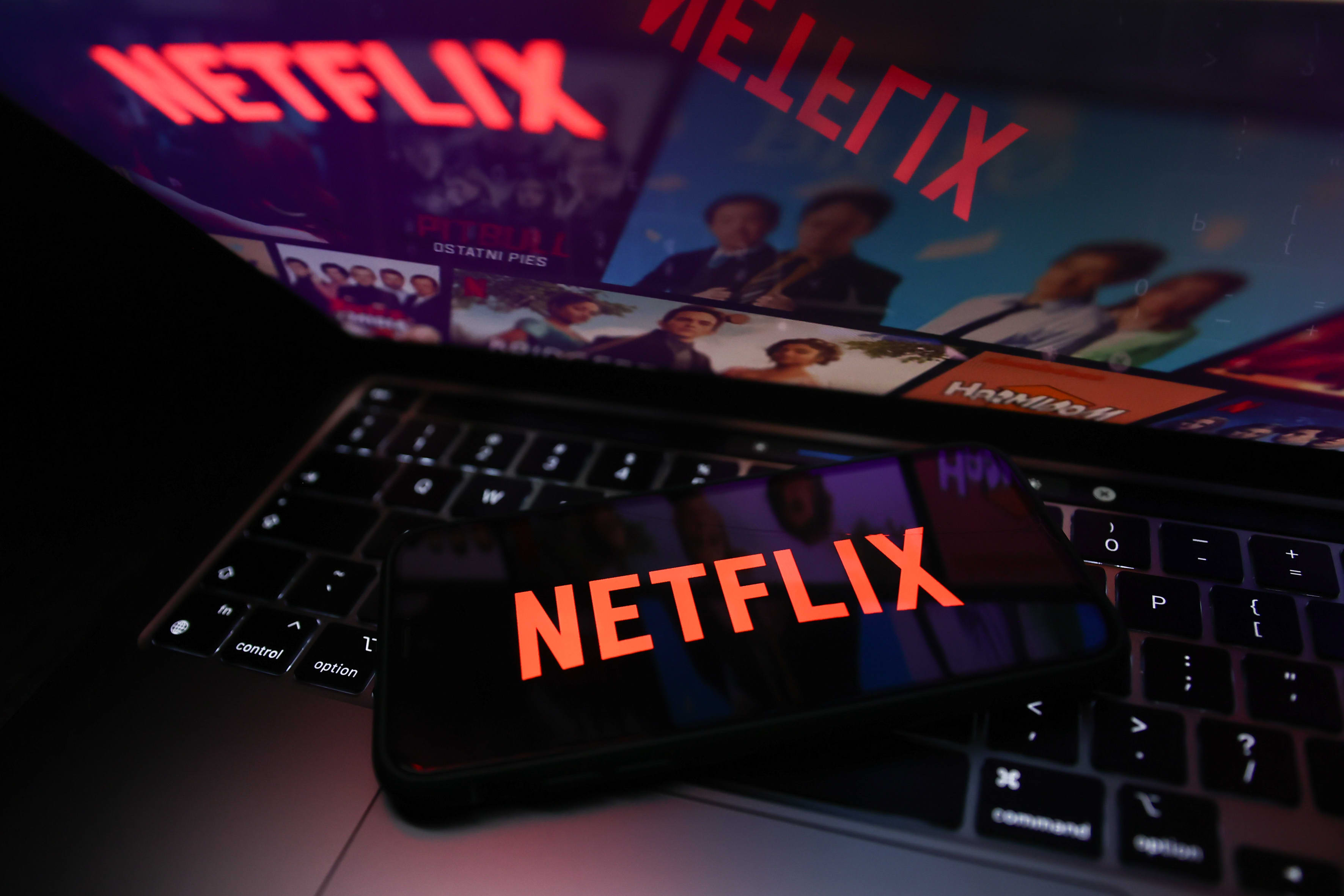 Netflix získává upgrade u Atlantic Equities, což říká, že úroveň předplatitelů podporovaných reklamou může zvýšit akcie o 26 %