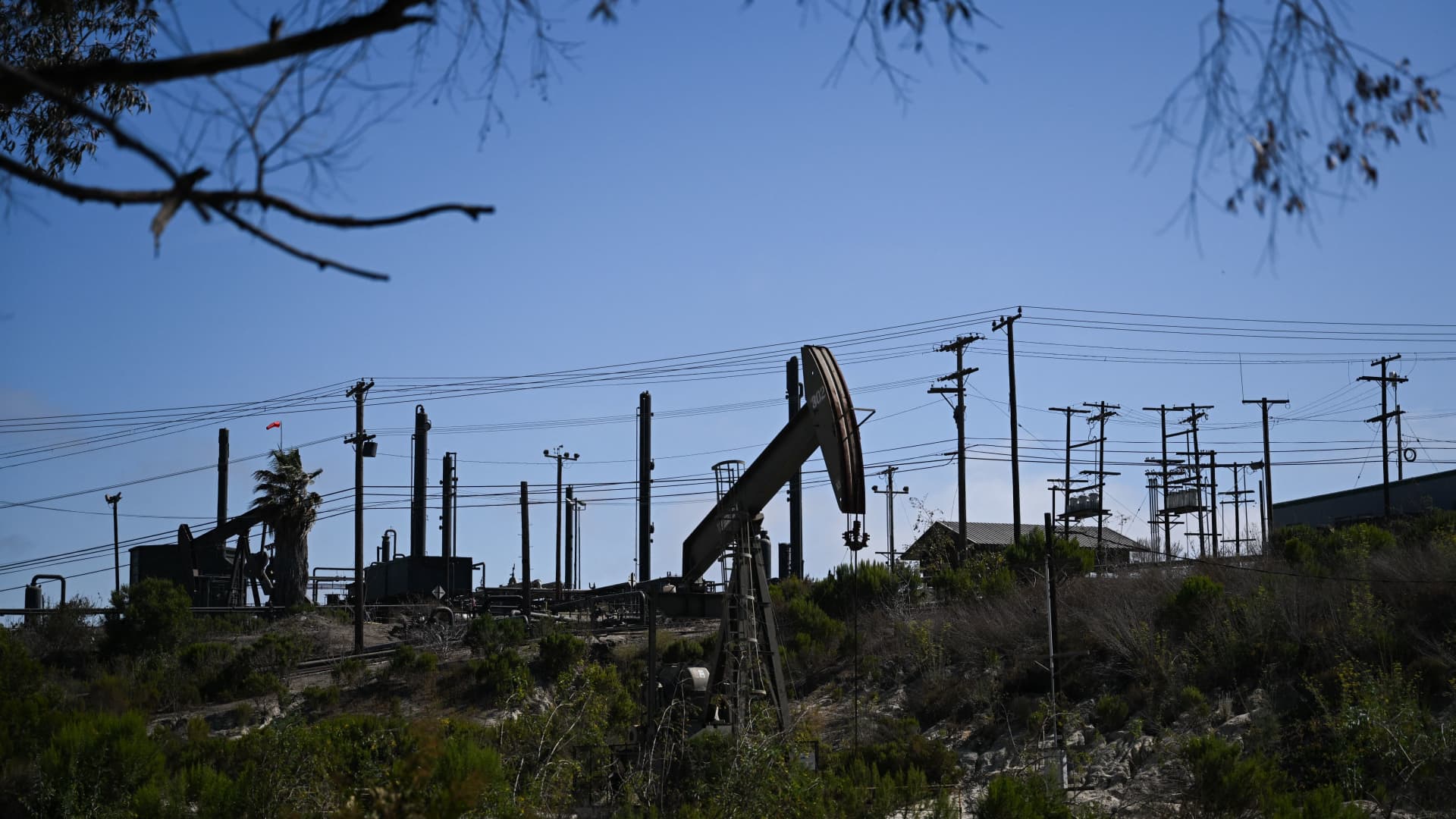 Morningstar reveals cheap stocks in the ‘overvalued’ oil sector — and says one is ‘a bargain’