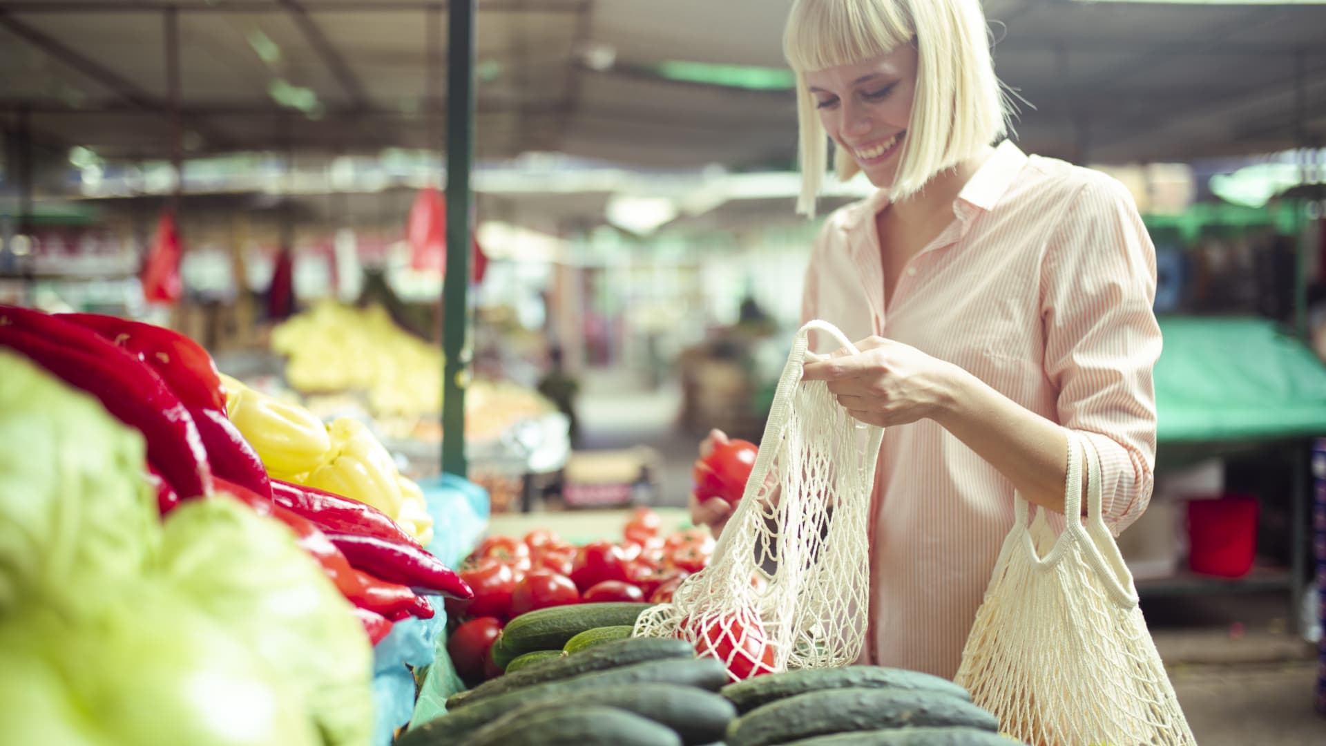 Farmers markets vs. supermarkets: Cost differences, health benefits