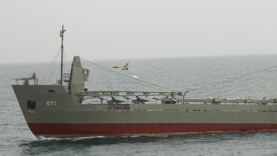 Se lanza un dron desde un barco militar iraní en el océano Índico, Irán, en esta imagen del folleto obtenida el 15 de julio de 2022. Ejército iraní/WANA (Agencia de Noticias de Asia Occidental)/Folleto a través de REUTERS ATENCIÓN EDITORES: ESTA IMAGEN HA SIDO SUMINISTRADA POR UN TERCERO.