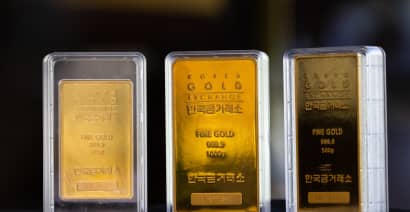Gold gets lifeline from renewed banking jitters, Powell comments 