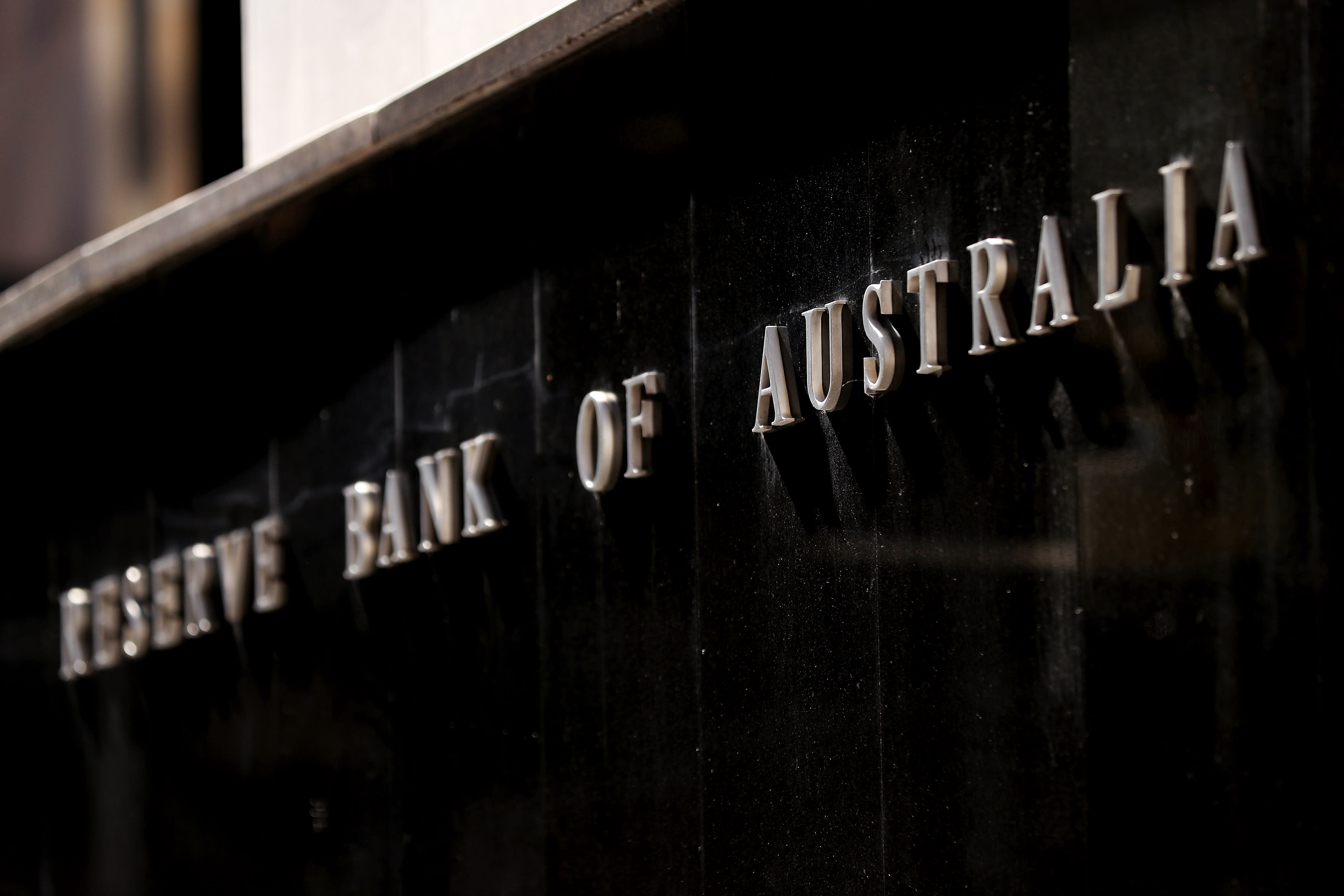 Aziatische markten zijn meestal hoger omdat de Australische centrale bank de rentetarieven stabiel houdt en de Australische dollar lager is