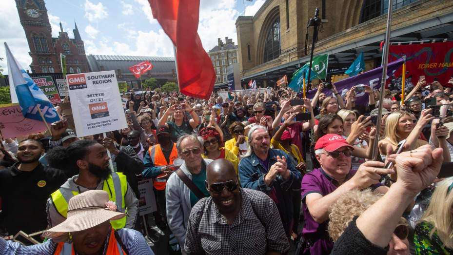 LONDON, ENGLAND - JUNE 25: A view of the crowd at the RMT strike rally at Kings cross station on June 25, 2022 in London, United Kingdom. The biggest rail strikes in 30 years started on Monday night continuing on Thursday and again Saturday, with trains cancelled across the UK for much of the week.