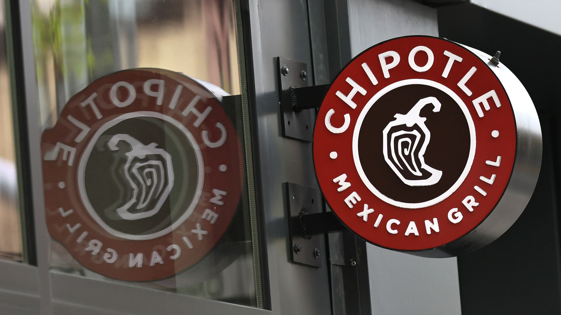 Chipotle restaurant in Michigan votes to unionize, in a first for the chain