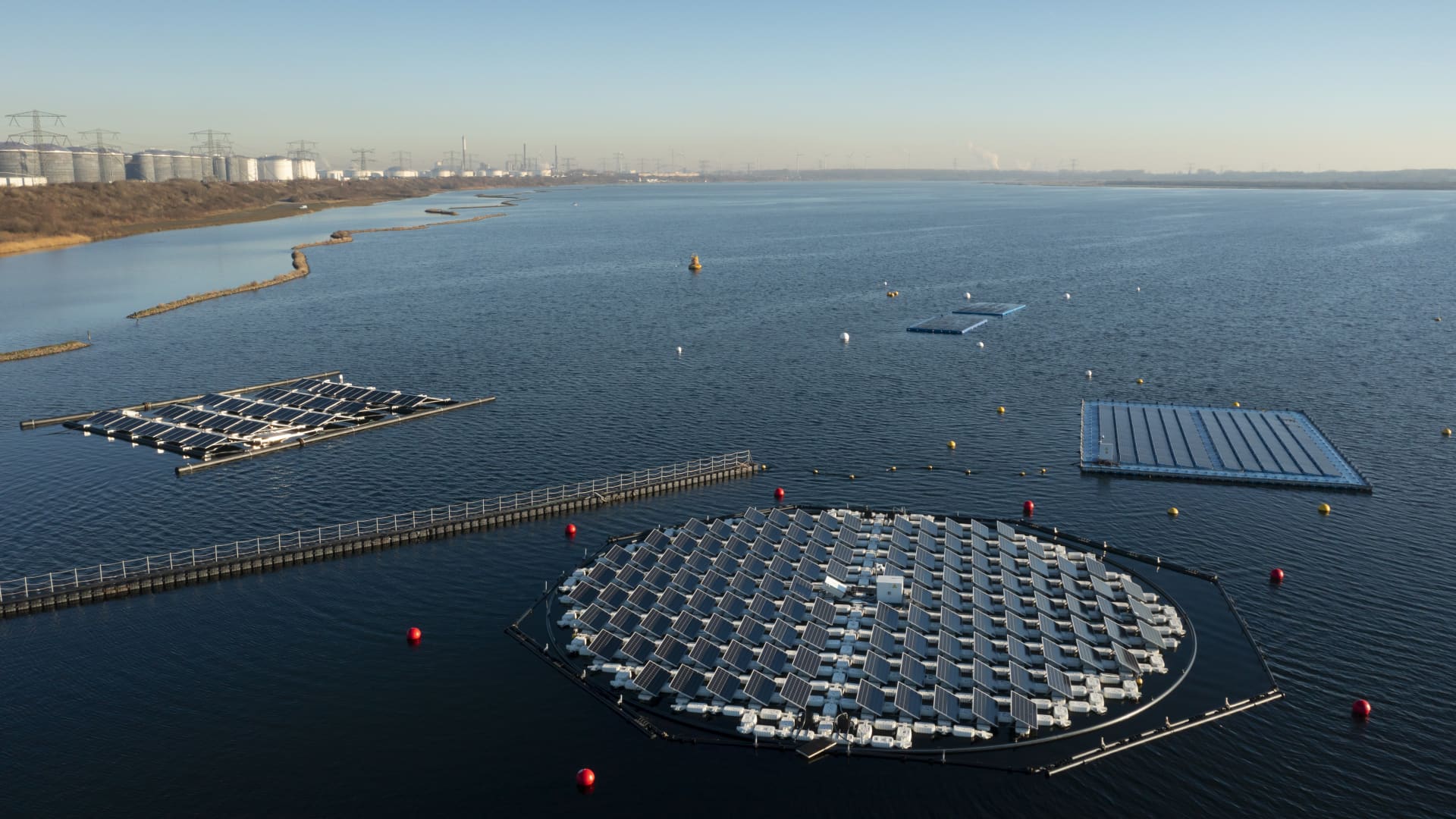 A pilot project in the North Sea will develop floating solar panels that glide o..