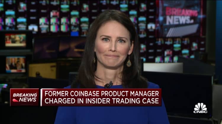 Former Coinbase product manager charged in insider trading case